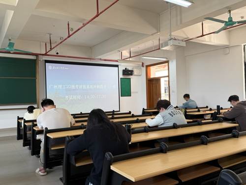 办公室里的椅子上AI 生成的内容可能不正确。